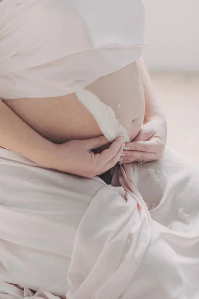 Karın Hamile Bir Kadın Beyaz Beyaz Tüy — Stok fotoğraf