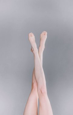 açık gri arka planda kadın bacakları