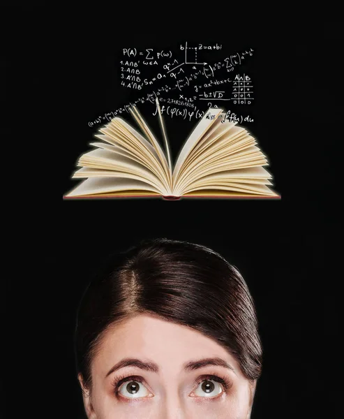 Dívka Myslí Dívá Otevřenou Knihu — Stock fotografie