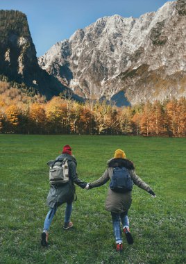 Sonbaharda iki kız el ele tutuşarak yüksek kayalara koşar.