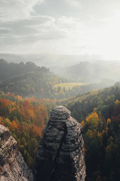 美丽的秋天，山中有岩石 — 图库照片