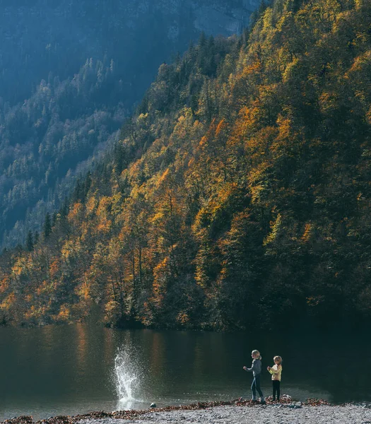 秋天的时候，孩子们在山上的一个大湖边玩耍 — 图库照片
