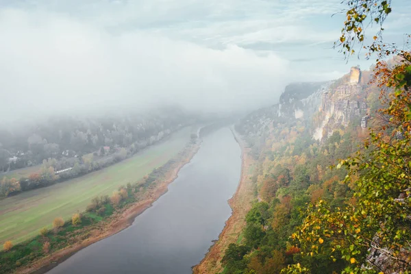 秋天，透过河流和岩石上的云彩，可以看到美丽的顶部风景 — 图库照片