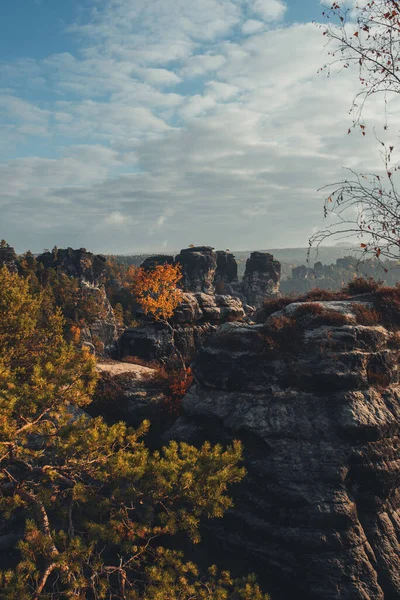 秋天阳光充足时岩石的美丽景色 — 图库照片