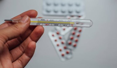 Homojen bir arkaplan üzerindeki termometre. Yakın plan. 