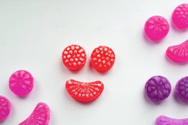 Beyaz arka planda izole edilmiş küçük meyve renkli tatlı lolipoplar.