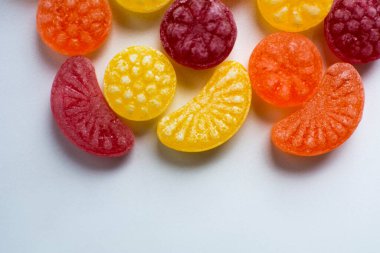 Beyaz arka planda izole edilmiş küçük meyve renkli tatlı lolipoplar.