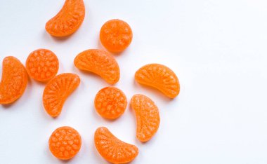 Beyaz arka planda izole edilmiş küçük meyve renkli tatlı lolipoplar.