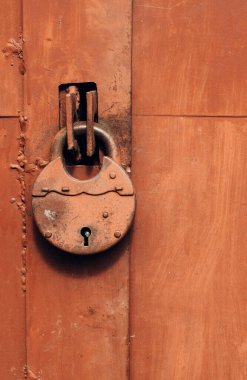 Metal boyalı kapıda büyük metal bir kilit.