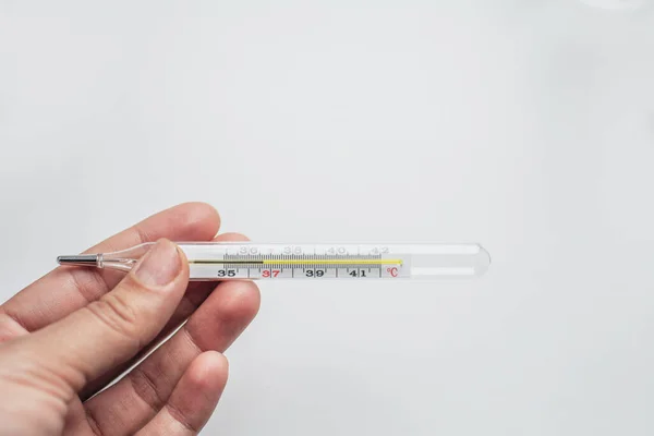 Thermometer Der Hand Auf Homogenem Hintergrund Nahaufnahme — Stockfoto