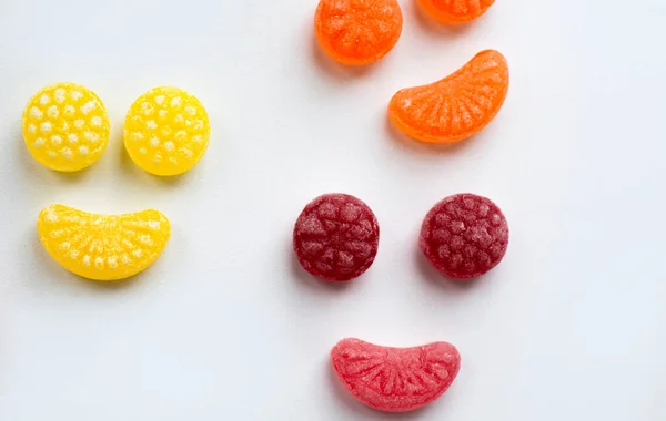 白い背景に閉じ込められた小さな果実色の甘いロリポップ — ストック写真
