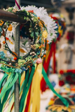 Sergi ve satışta farklı renkte çiçekler ve çelenkler