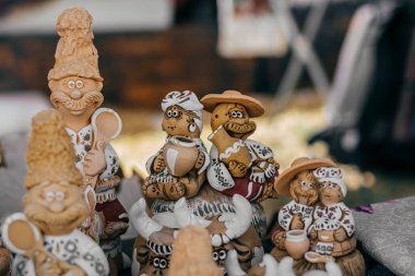 Sergide boyalı toprak eşyalar ve boyalı heykelcikler