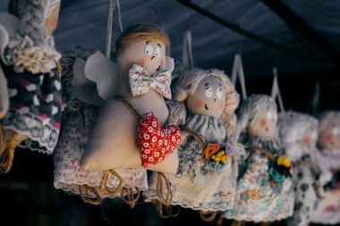 Çeşitli çocuk oyuncakları satılık.