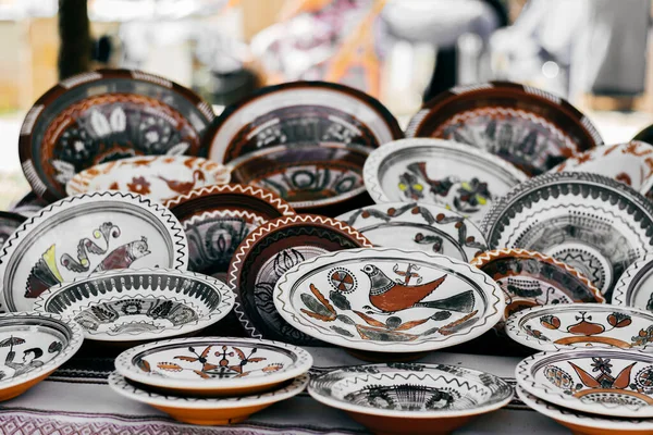 Sergide boyalı toprak eşyalar ve boyalı heykelcikler