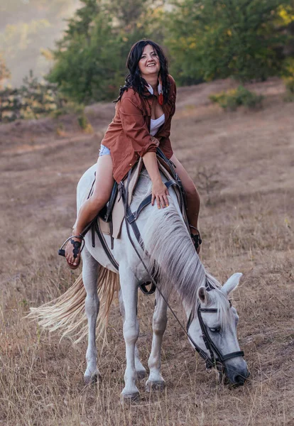 Menina Uma Imagem Cowboy Com Cavalo Gramado Outono — Fotografia de Stock