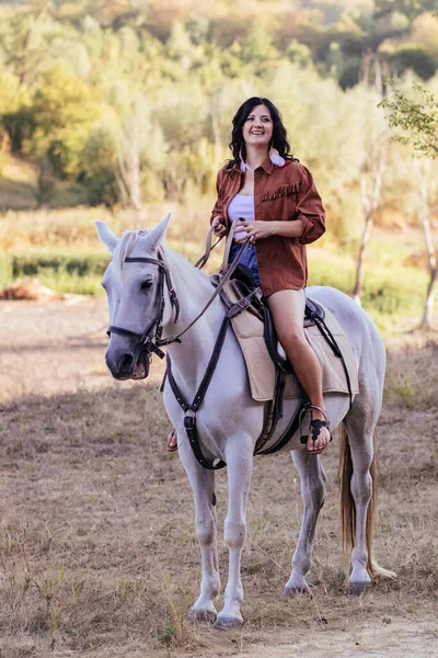 Niña Una Imagen Vaquero Con Caballo Césped Otoño —  Fotos de Stock