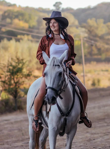 Dziewczyna Kowbojskim Wizerunku Koniem Trawniku Jesienią — Zdjęcie stockowe