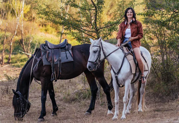 Fille Dans Cow Boy Image Avec Cheval Sur Pelouse Automne — Photo