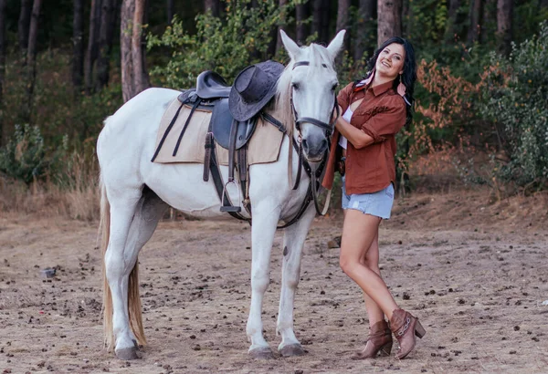 Meisje Een Cowboy Afbeelding Met Een Paard Het Gazon Herfst — Stockfoto