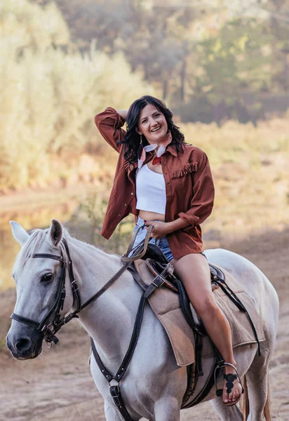 Meisje Een Cowboy Afbeelding Met Een Paard Het Gazon Herfst — Stockfoto