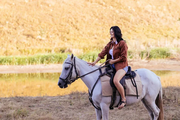 Meisje Een Cowboy Afbeelding Met Een Paard Het Gazon Herfst — Stockfoto