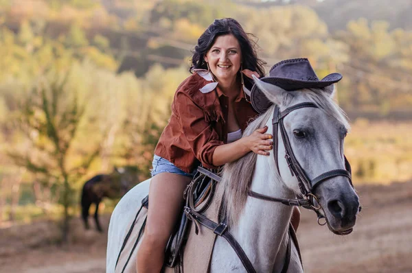 Ragazza Immagine Cowboy Con Cavallo Sul Prato Autunno — Foto Stock