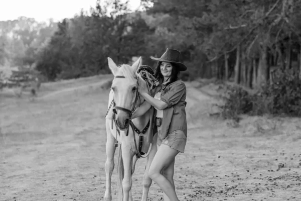 Meisje Een Cowboy Afbeelding Met Een Paard Het Gazon Herfst — Stockfoto