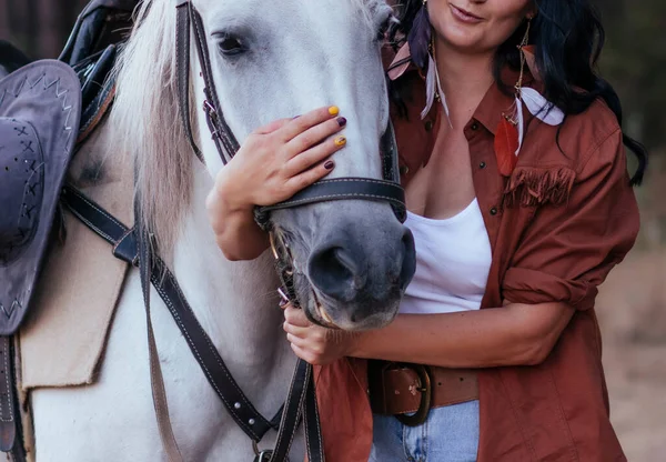 Meisje Een Cowboy Afbeelding Met Een Paard Het Gazon Herfst — Stockfoto