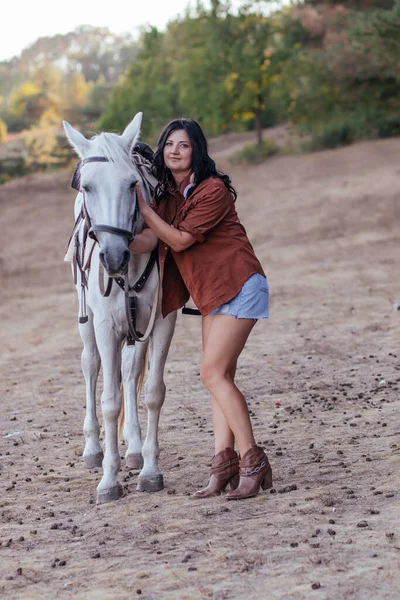 Meisje Een Cowboy Afbeelding Met Een Paard Het Gazon Herfst — Stockfoto