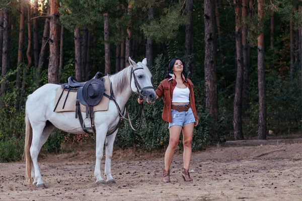 Meisje Een Cowboy Afbeelding Met Een Paard Het Gazon Herfst — Stockfoto