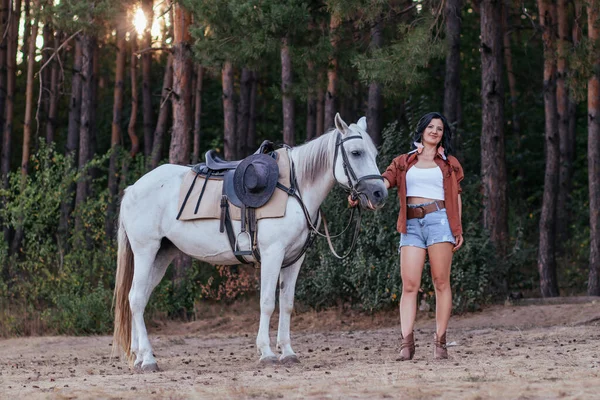 Meisje Een Cowboy Afbeelding Met Een Paard Het Gazon Herfst — Stockfoto