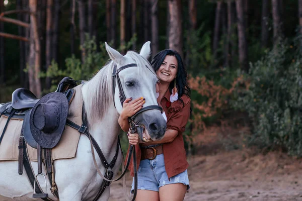 Meisje Een Cowboy Afbeelding Met Een Paard Het Gazon Herfst — Stockfoto