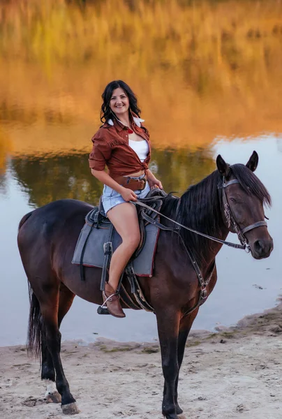 Meisje Een Cowboy Afbeelding Met Een Paard Het Gazon Herfst — Stockfoto