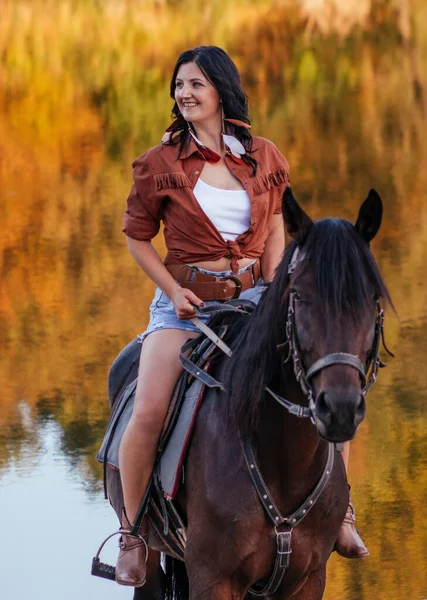 Ragazza Immagine Cowboy Con Cavallo Sul Prato Autunno — Foto Stock