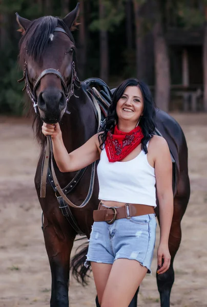 Meisje Een Cowboy Afbeelding Met Een Paard Het Gazon Herfst — Stockfoto