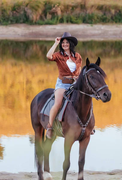 Ragazza Immagine Cowboy Con Cavallo Sul Prato Autunno — Foto Stock