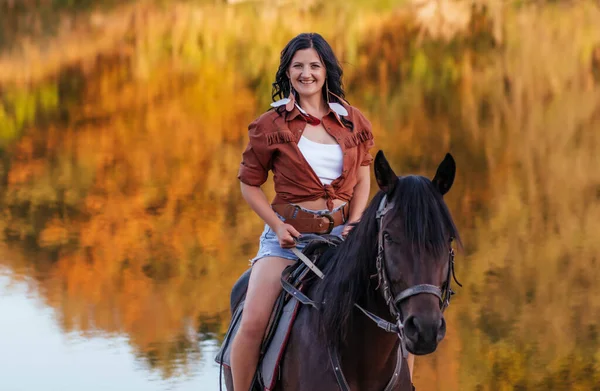 Meisje Een Cowboy Afbeelding Met Een Paard Het Gazon Herfst — Stockfoto