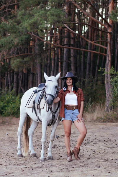 Menina Uma Imagem Cowboy Com Cavalo Gramado Outono — Fotografia de Stock