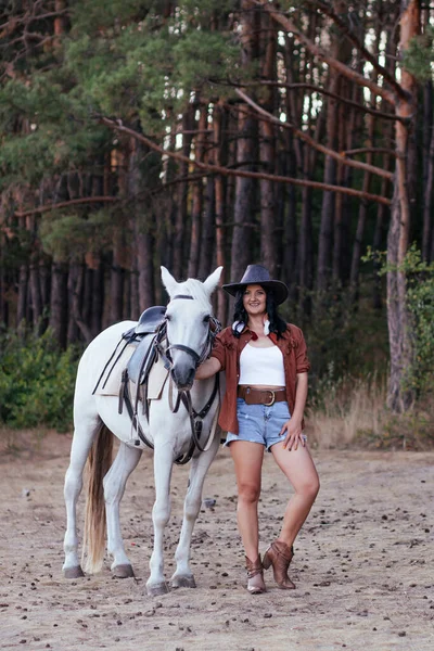 Fille Dans Cow Boy Image Avec Cheval Sur Pelouse Automne — Photo