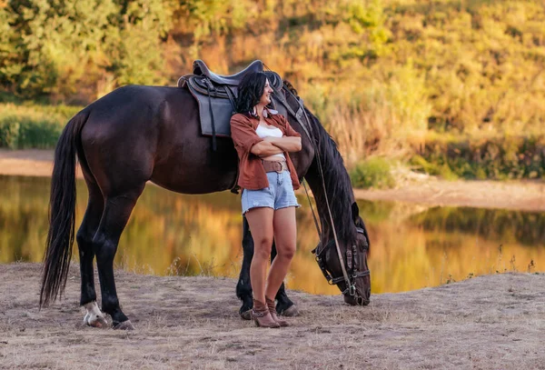 Menina Uma Imagem Cowboy Com Cavalo Gramado Outono — Fotografia de Stock