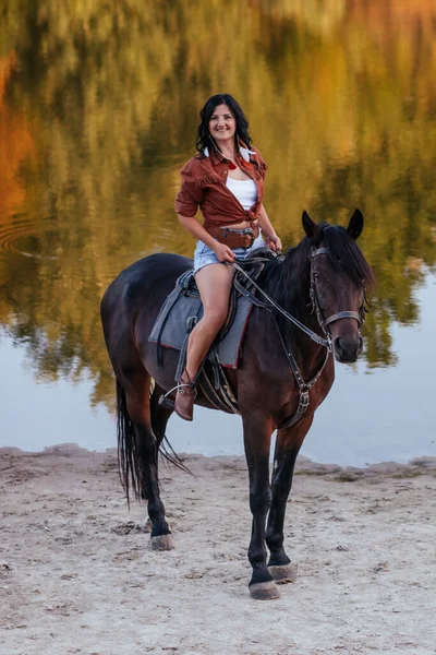 Menina Uma Imagem Cowboy Com Cavalo Gramado Outono — Fotografia de Stock