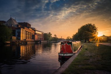 Gün doğumunda Avon nehri üzerinde tiyatro ve Dar kayıkla Stratford