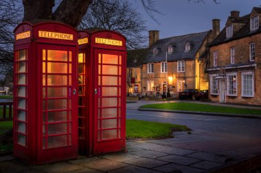 Broadway 'deki kırmızı telefon kulübesi, Cotswolds, Gloucestershire.
