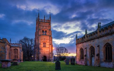 Evesham çan kulesine Worcestershire. Saint Lawrence Kilisesi ve Manastırı Parkı'nda gündoğumu
