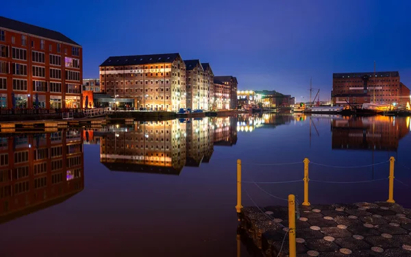 Gloucester accoste sur le canal de netteté. Appartements d'entrepôt reflétés dans l'eau du quai — Photo