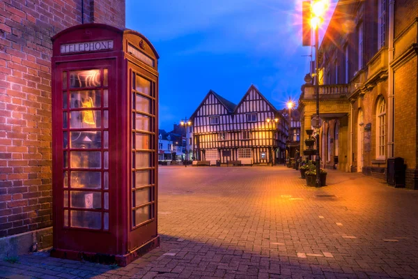 Cabina telefonica nella città di Evesham con vecchio edificio sullo sfondo — Foto Stock