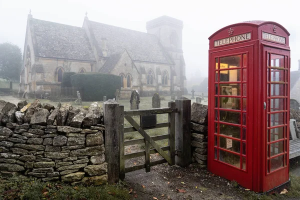 Una cabina telefonica vicino alla chiesa di Snowshill nelle Cotswolds. Paesaggio nebbioso — Foto Stock