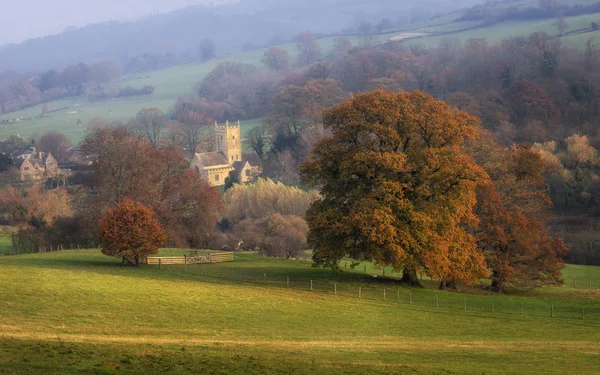 Cotswolds St. Eadburgha Kilisesi sonbaharda sabahın erken saatlerinde yuva yapmış.