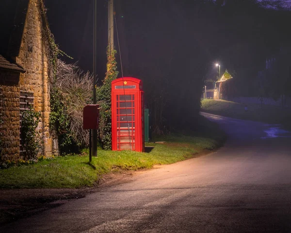 Telefono rosso Box nelle Cotswolds di notte — Foto Stock